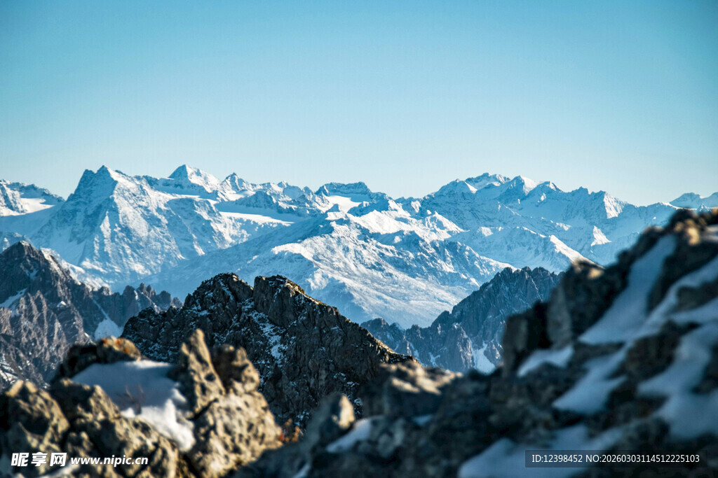 壮丽雪山景观