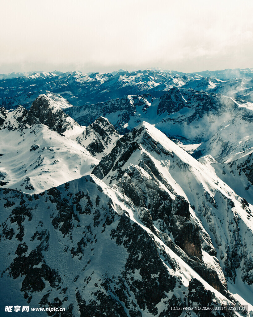 壮丽雪山航拍景观