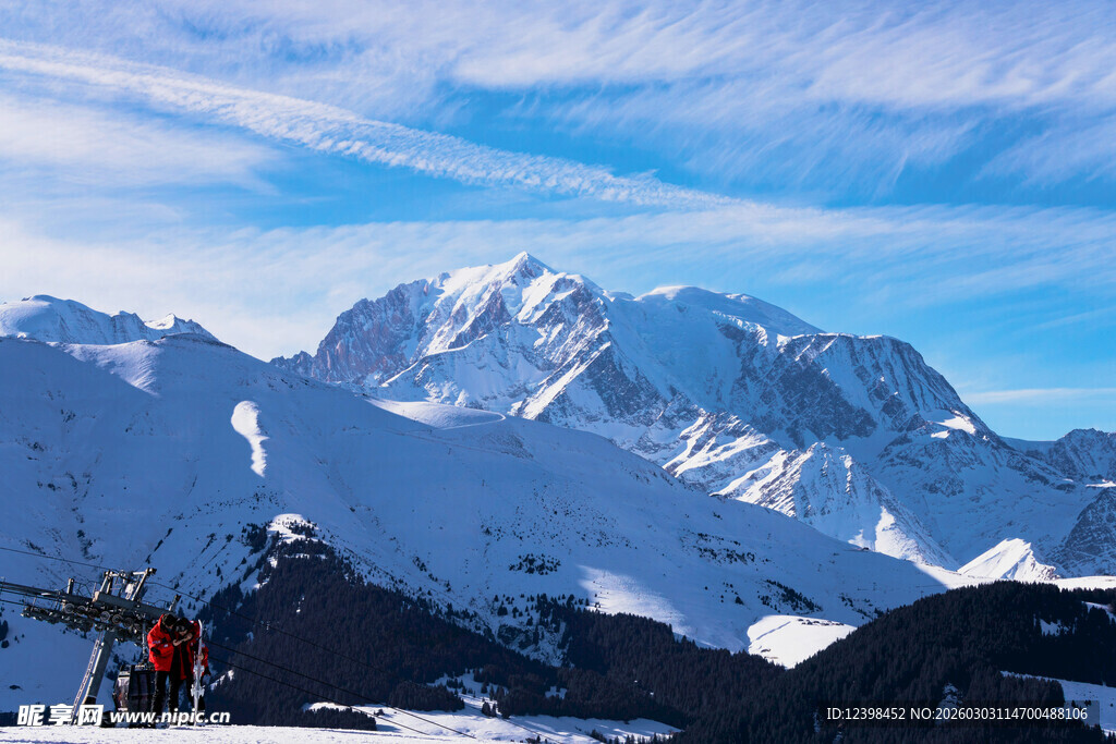 雪山滑雪者的壮丽风景