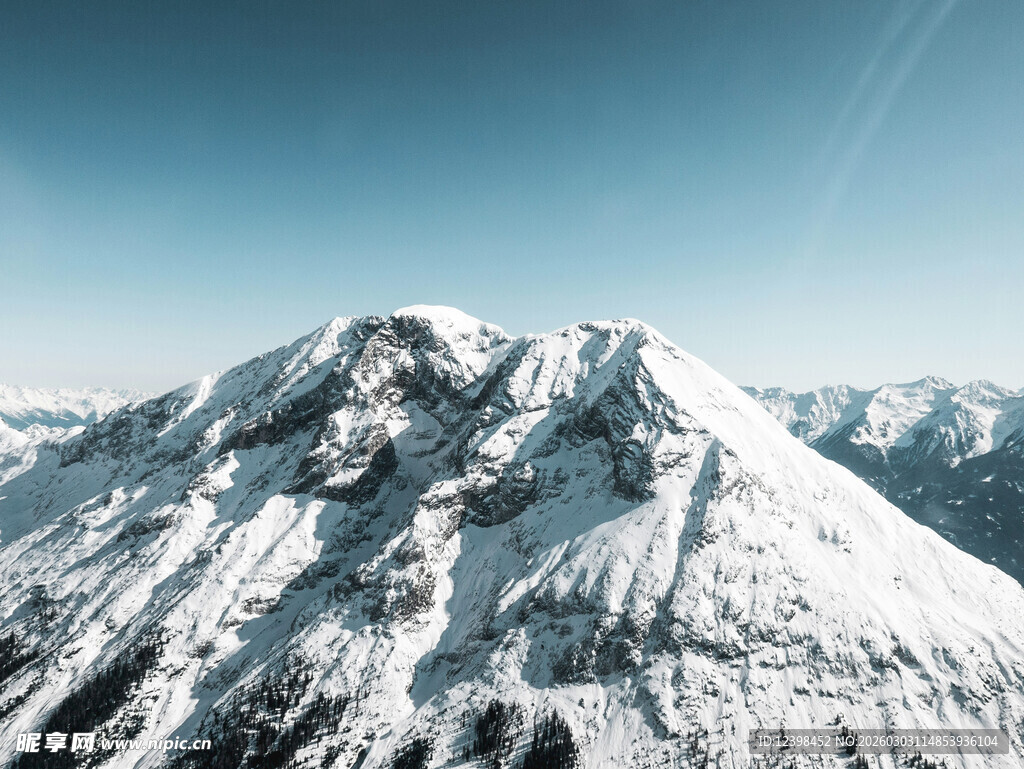 巍峨雪山壮丽风光