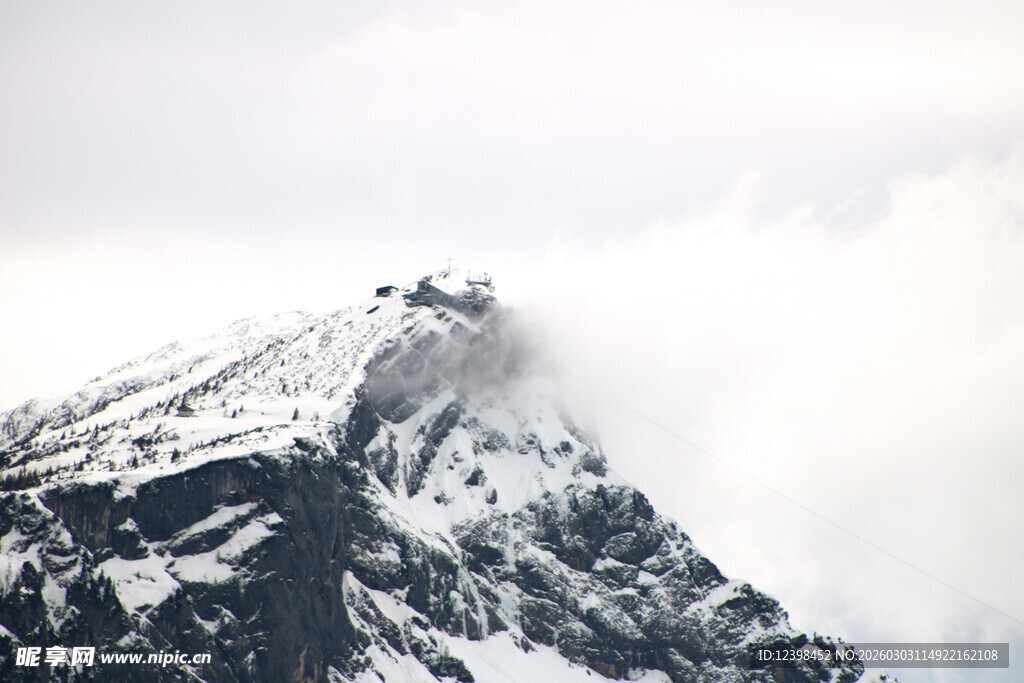 巍峨雪山云雾缭绕