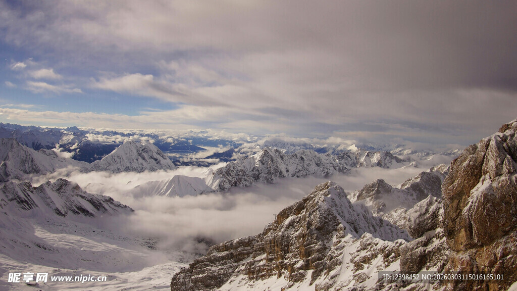 雪山云海壮丽景观