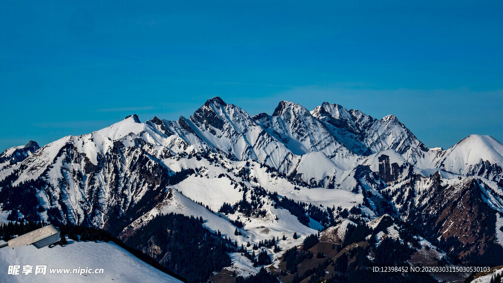 壮丽雪山景观