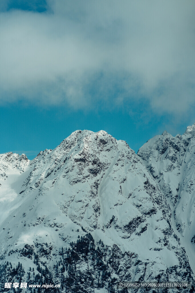 巍峨雪山
