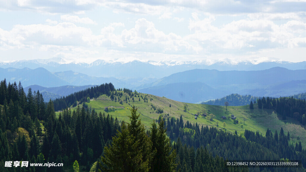山峦葱郁的美丽自然风光