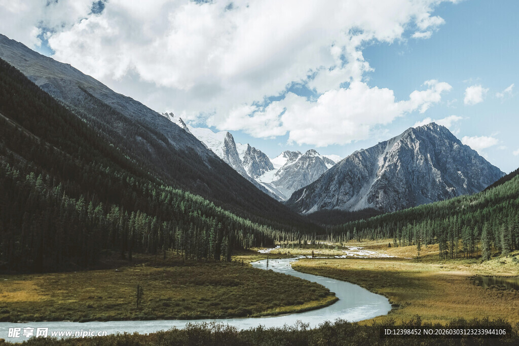 山间蜿蜒河流的壮美风光