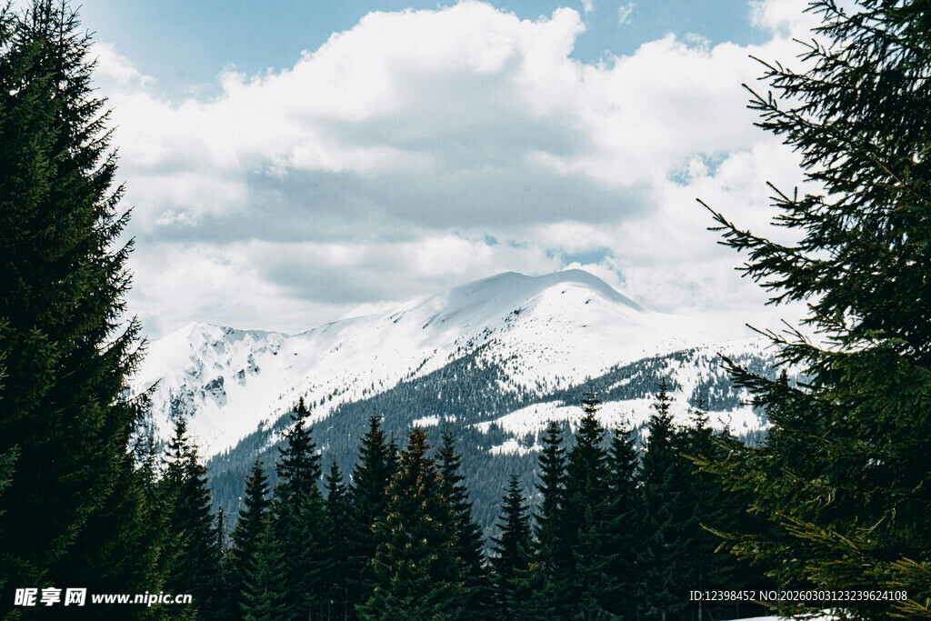 山林间的壮丽雪山景观