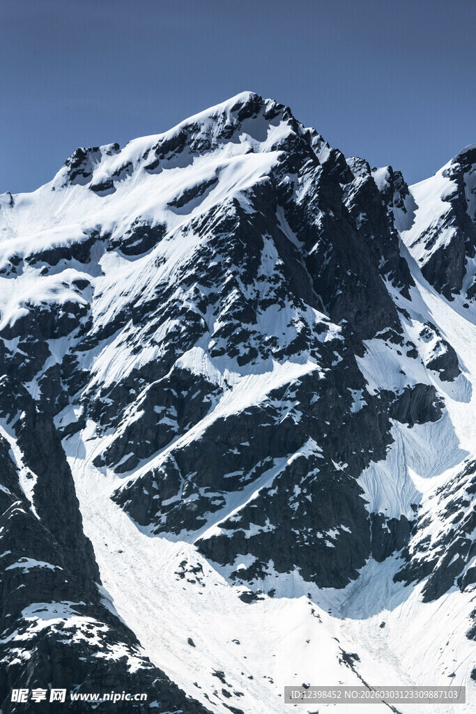 巍峨雪山壮丽景致