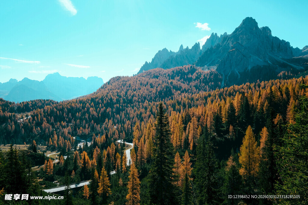 秋日山林间的壮美山景