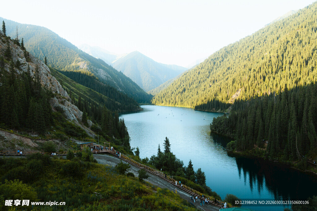 山间幽蓝湖泊美景