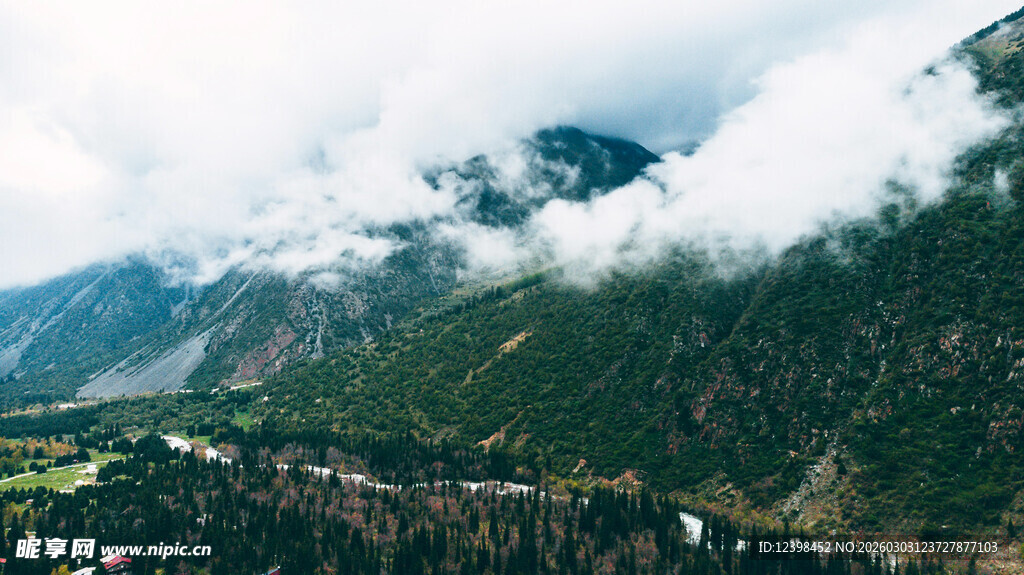 云雾缭绕的山间美景