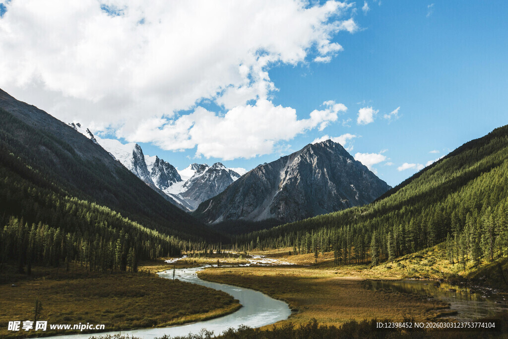 山间河流与壮丽雪山美景