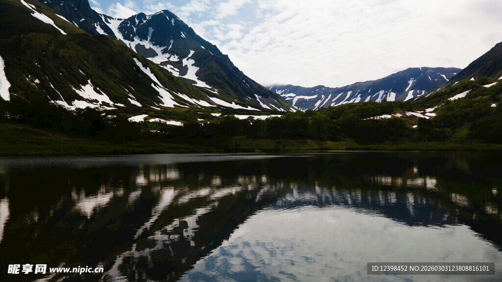 雪山湖泊美景倒影