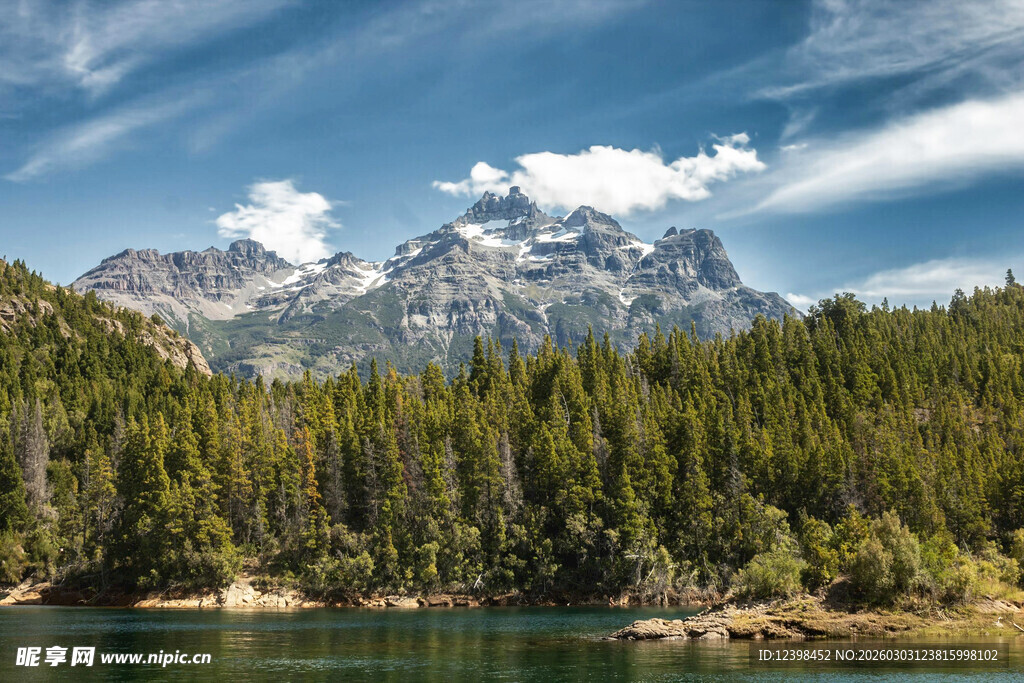 湖畔山林间的壮丽山峰景色