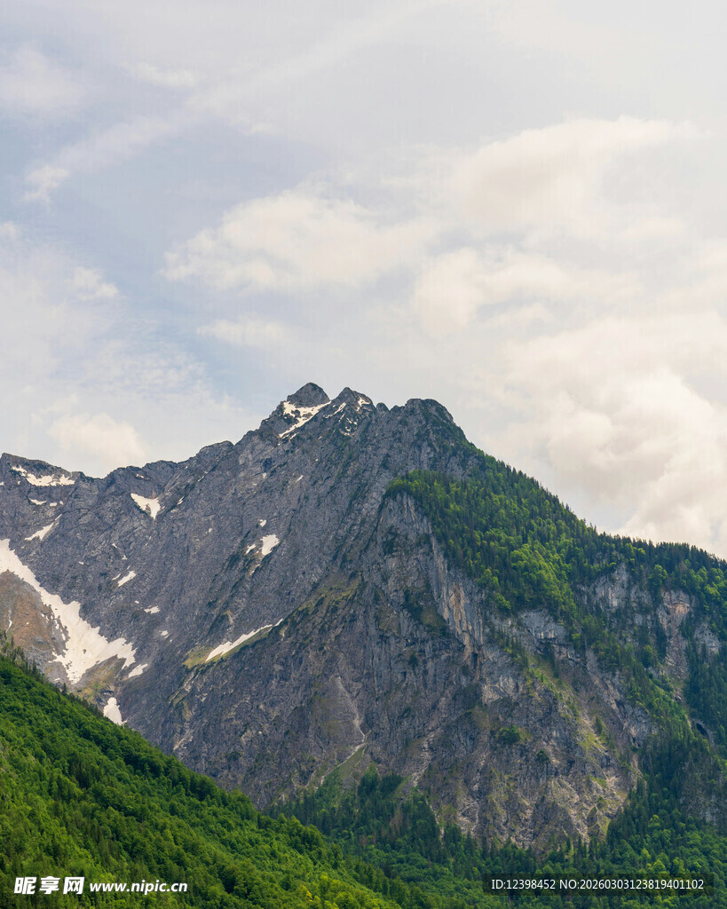青山覆雪的壮丽山景