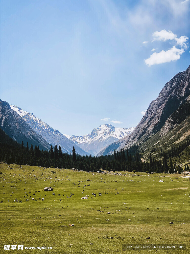草原山峦间的壮美风光