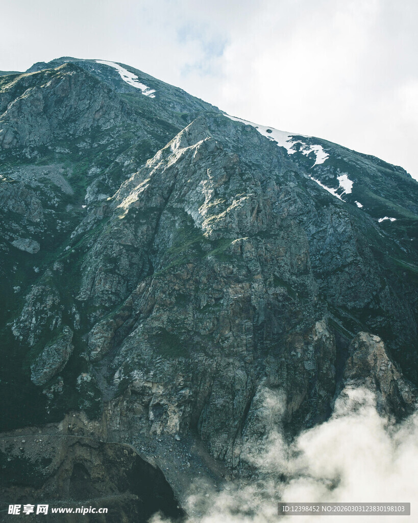 云雾缭绕的巍峨山峰