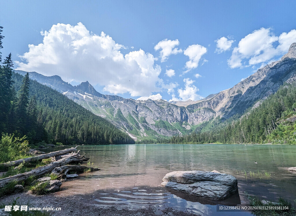 山间湖畔美景