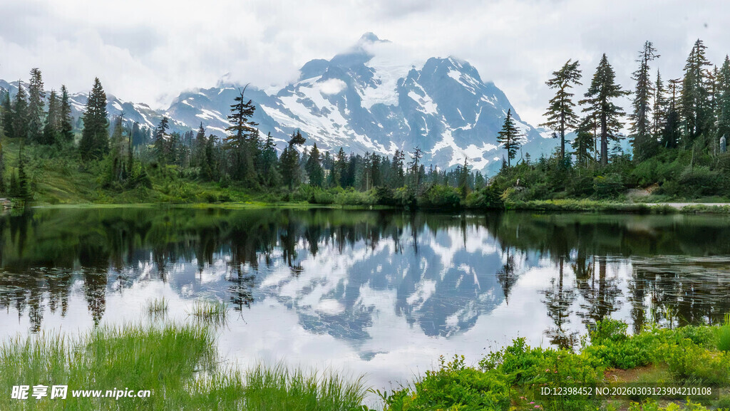 湖畔山林间的雪山美景