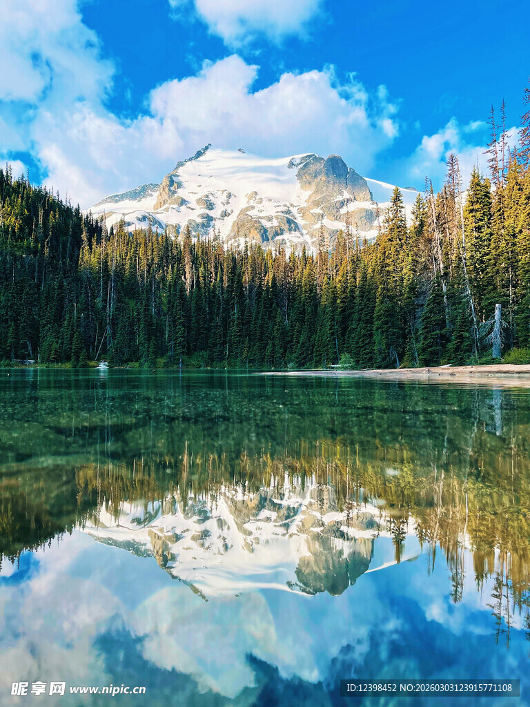 雪山森林倒映的静谧湖泊