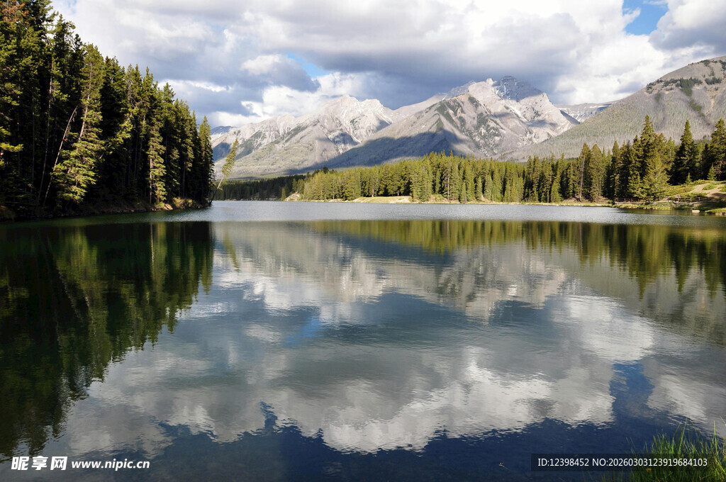 宁静湖畔山林倒影美景