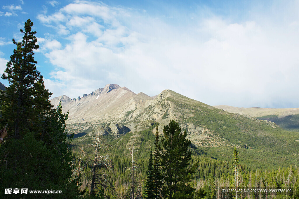 山林间的秀丽山峦景色