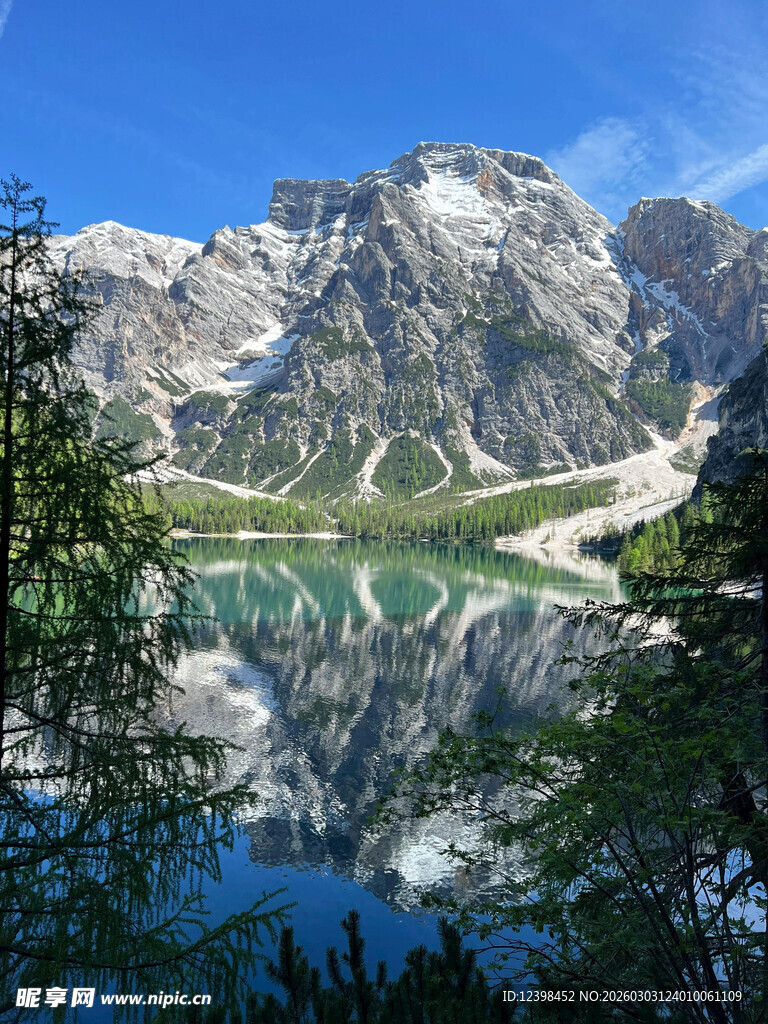 高山湖泊美景