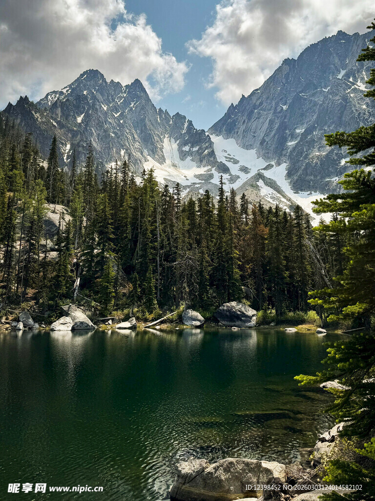 高山湖畔美景