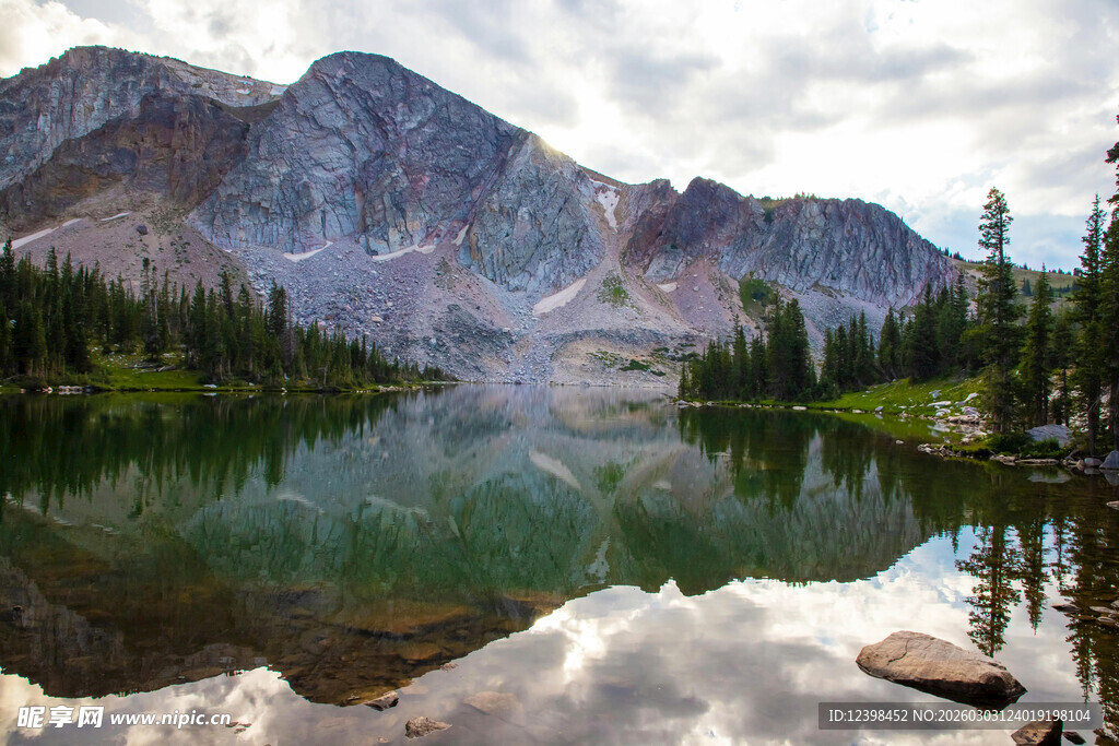 高山湖泊美景