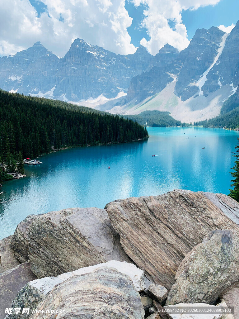 湖畔巨石与壮丽山景