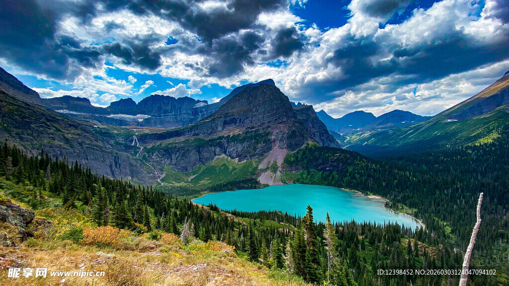 壮美山间蓝湖自然风光
