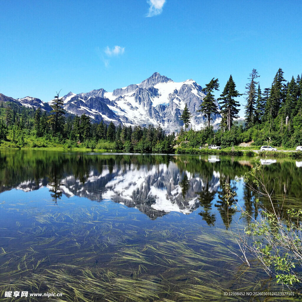 山间湖泊美景