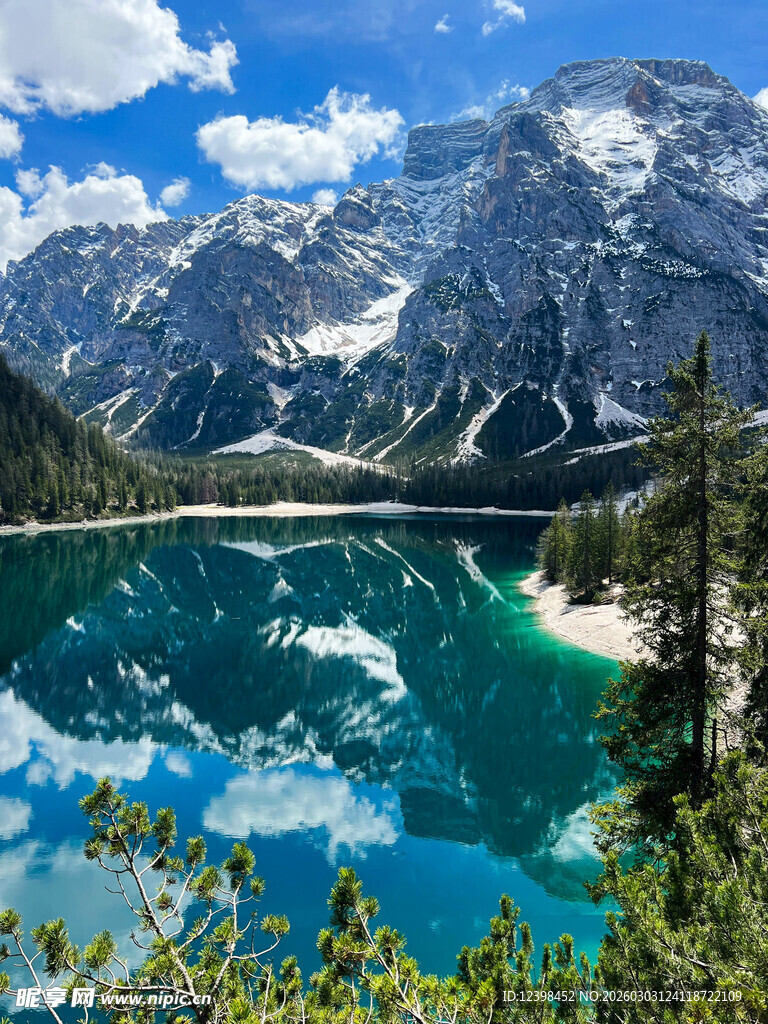 高山蓝湖美景