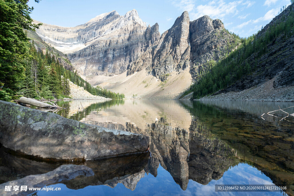 山间湖泊美景倒映群山