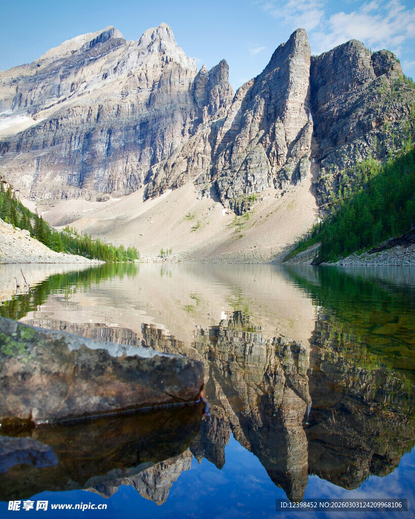 高山湖泊美景倒映