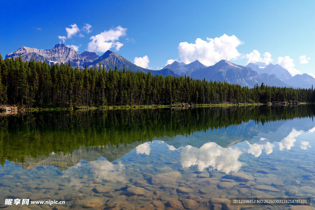 湖畔青山蓝天美景如画