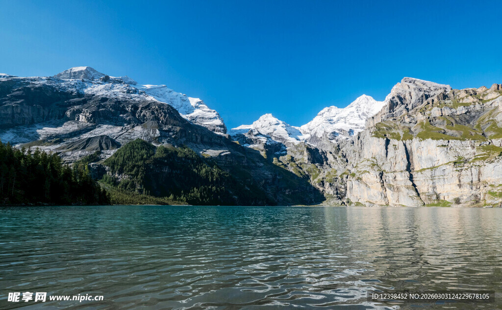 高山湖泊美景