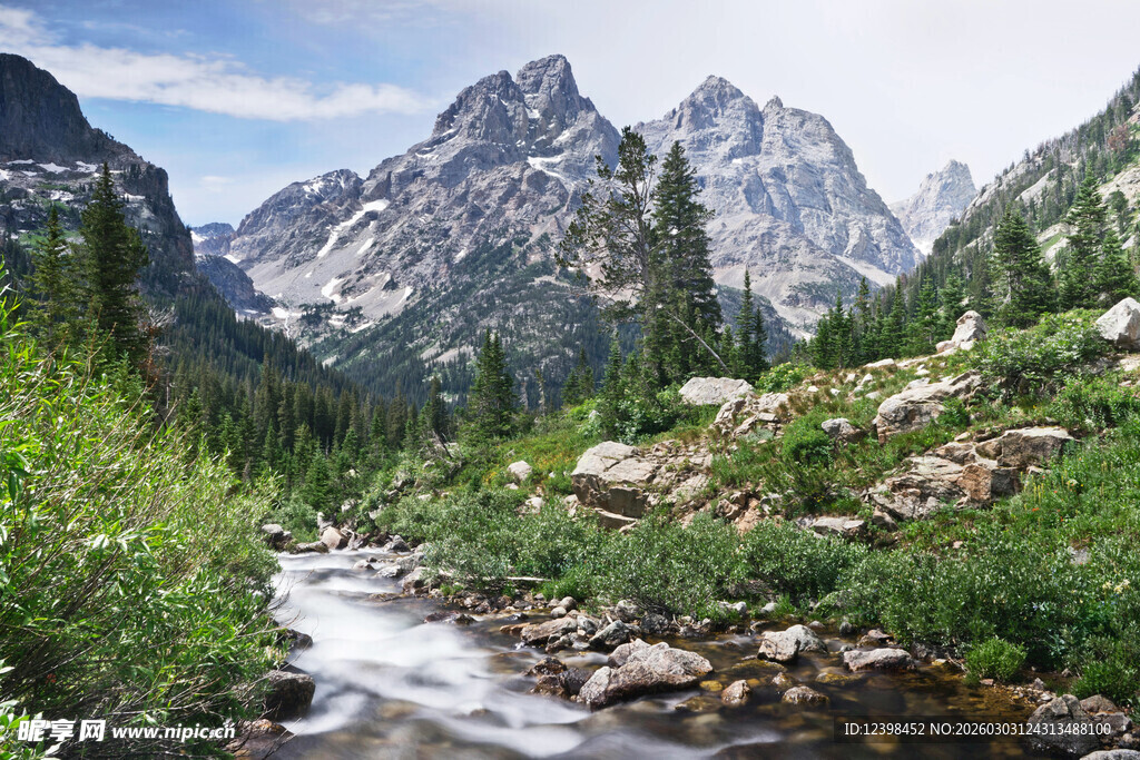山间溪流旁的壮丽山峰