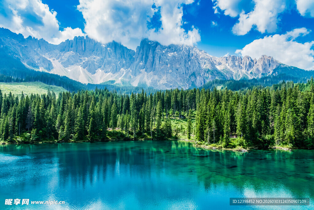 美丽湖景与山林相映成趣