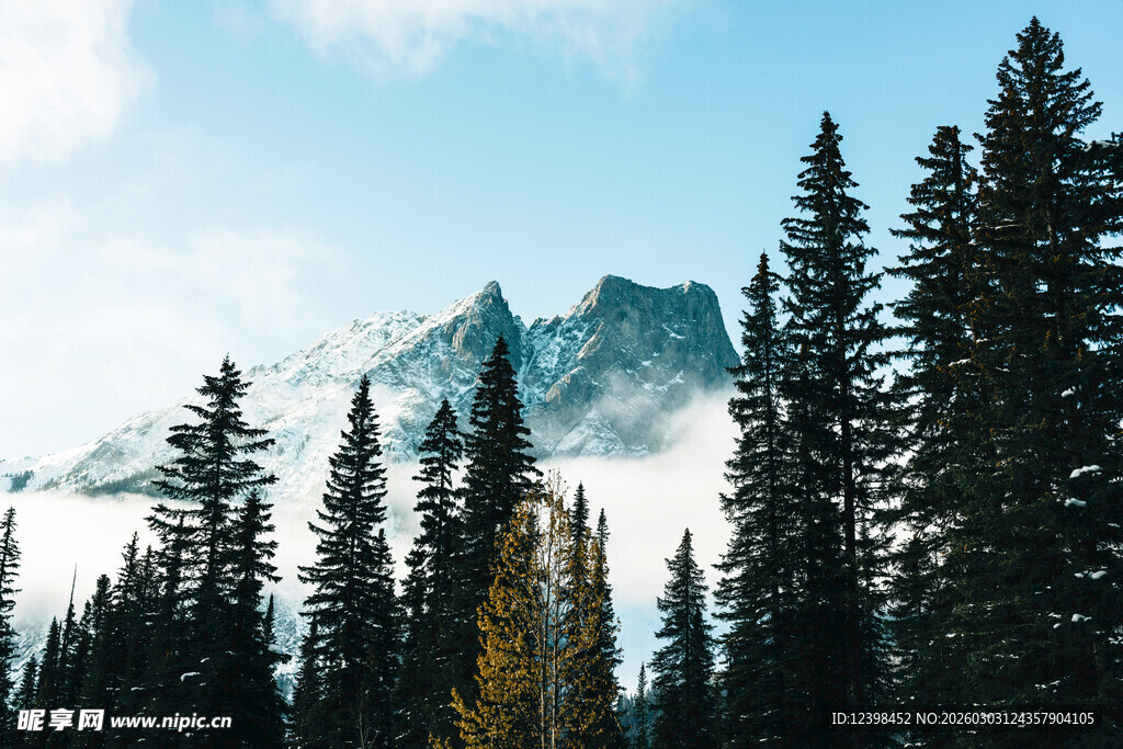 山林间的巍峨山峰