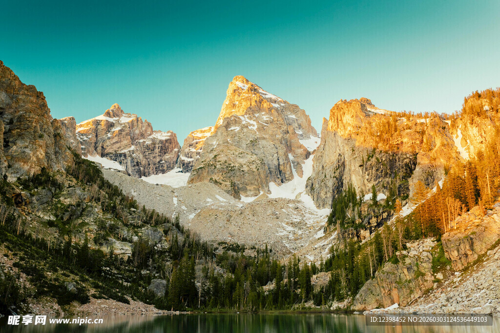 壮丽山景与静谧湖水