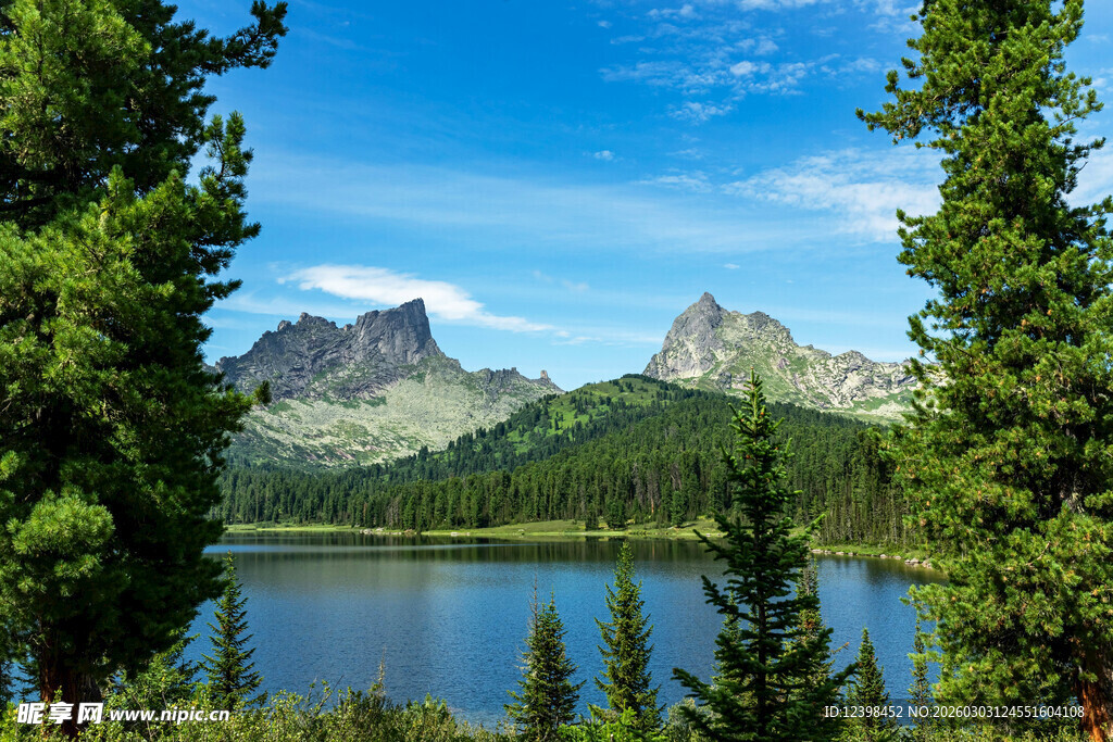 湖畔青山绿树美景