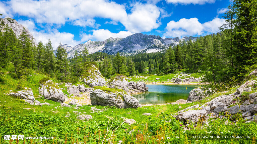 山间湖畔美景