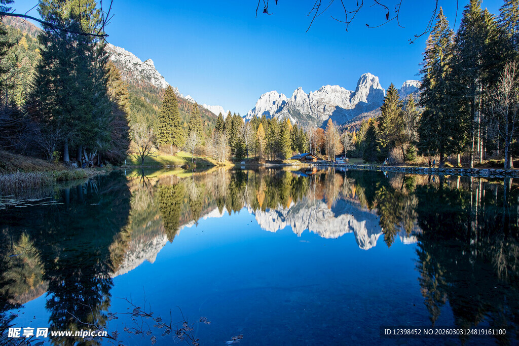 静谧湖景映山林雪峰