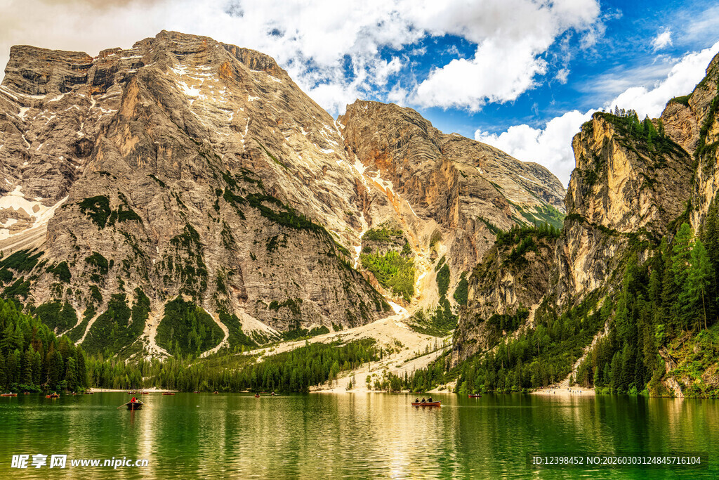 高山湖泊绝美自然风光