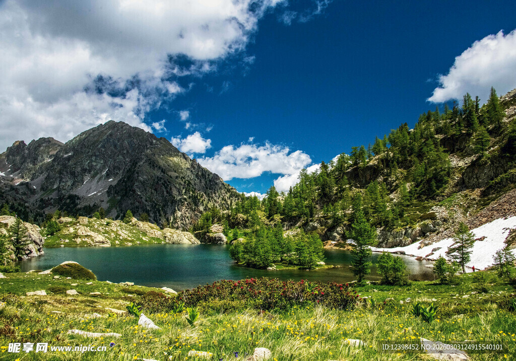 山间湖畔美景