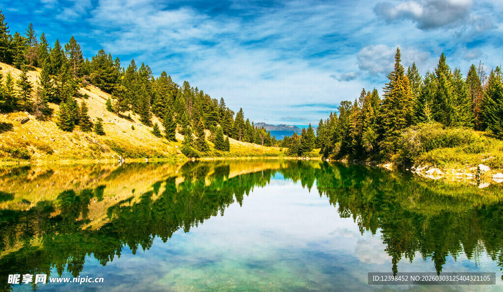 宁静秀丽的山林湖泊风光