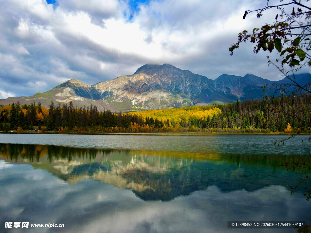 秋日山水湖景美丽风光