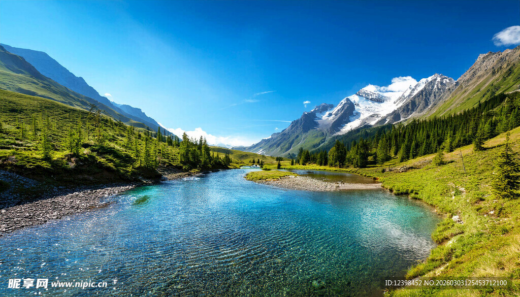 山间碧湖与远处雪山美景