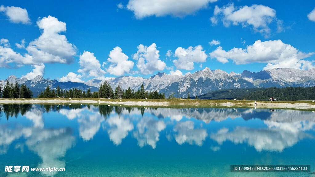 蓝天碧水间的湖光山色